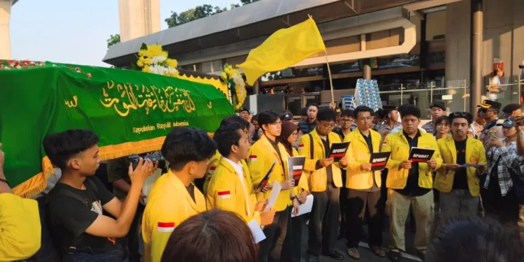 Aksi BEM UI di Depan Mabes Polri Ricuh, Keranda Simbolik HUT Bhayangkara Dilucuti Aparat