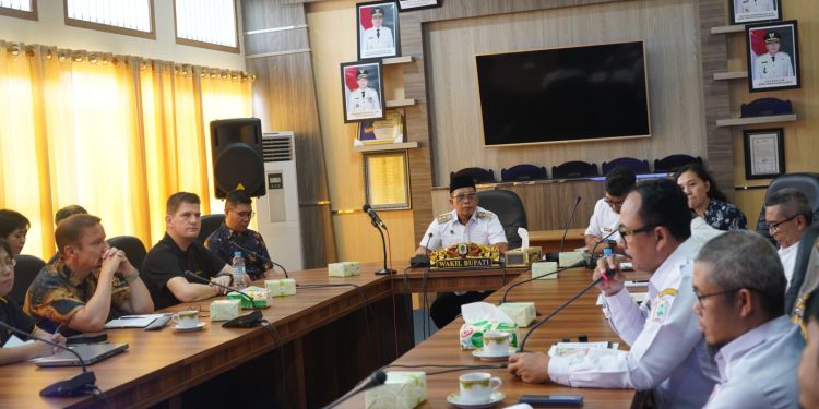 Wakil Bupati Kapuas Hulu Pimpin Rapat bersama Delegasi GIZ dan Continental AG