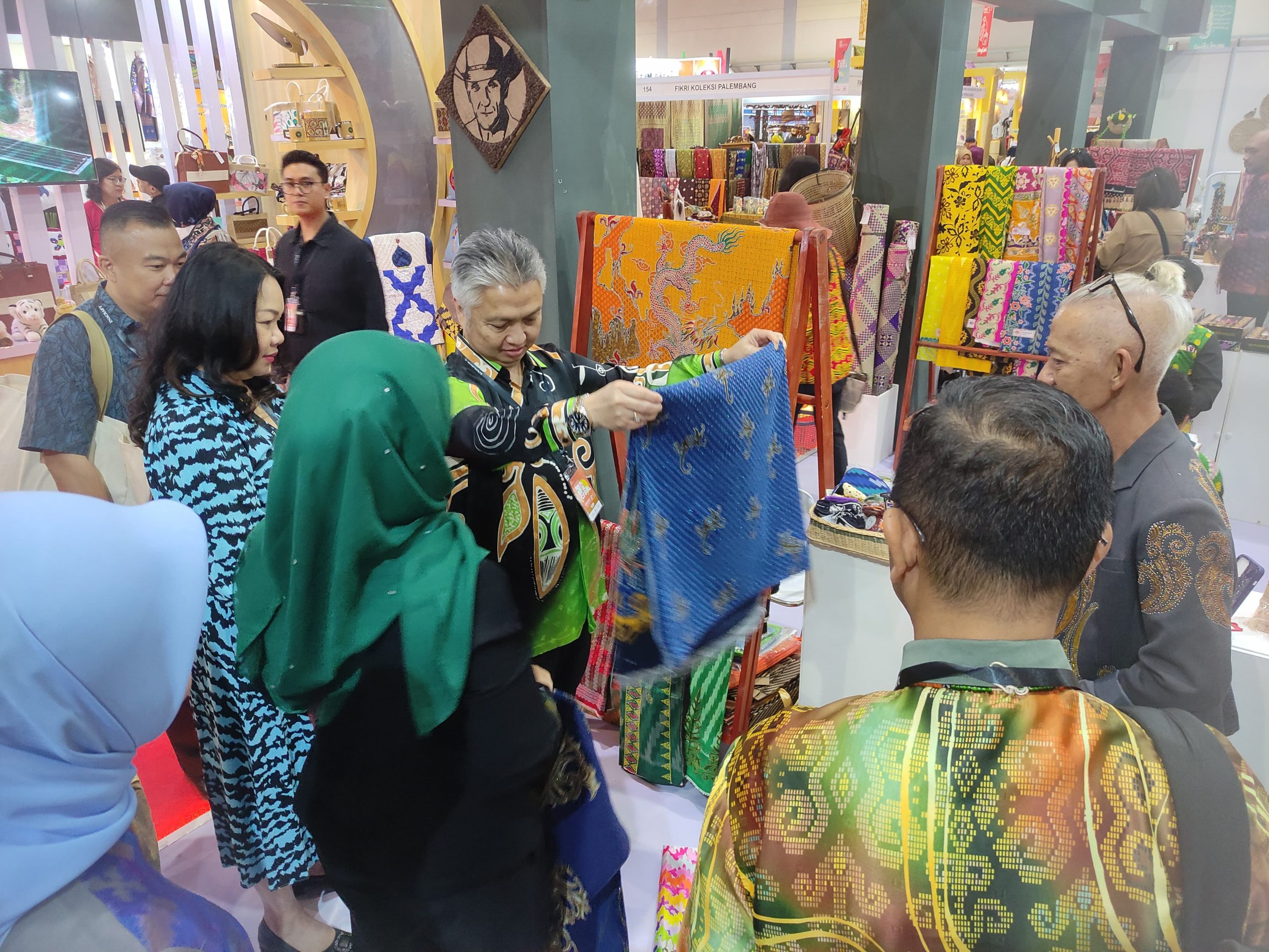 Kain Lukisan Prada Dibeli Pejabat Sarawak di Stand Pontianak Inacraft