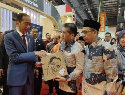 Momen Istimewa Ani Sofian Serahkan Lukisan Ampas Kopi ke Jokowi di Pameran Inacraft 2024