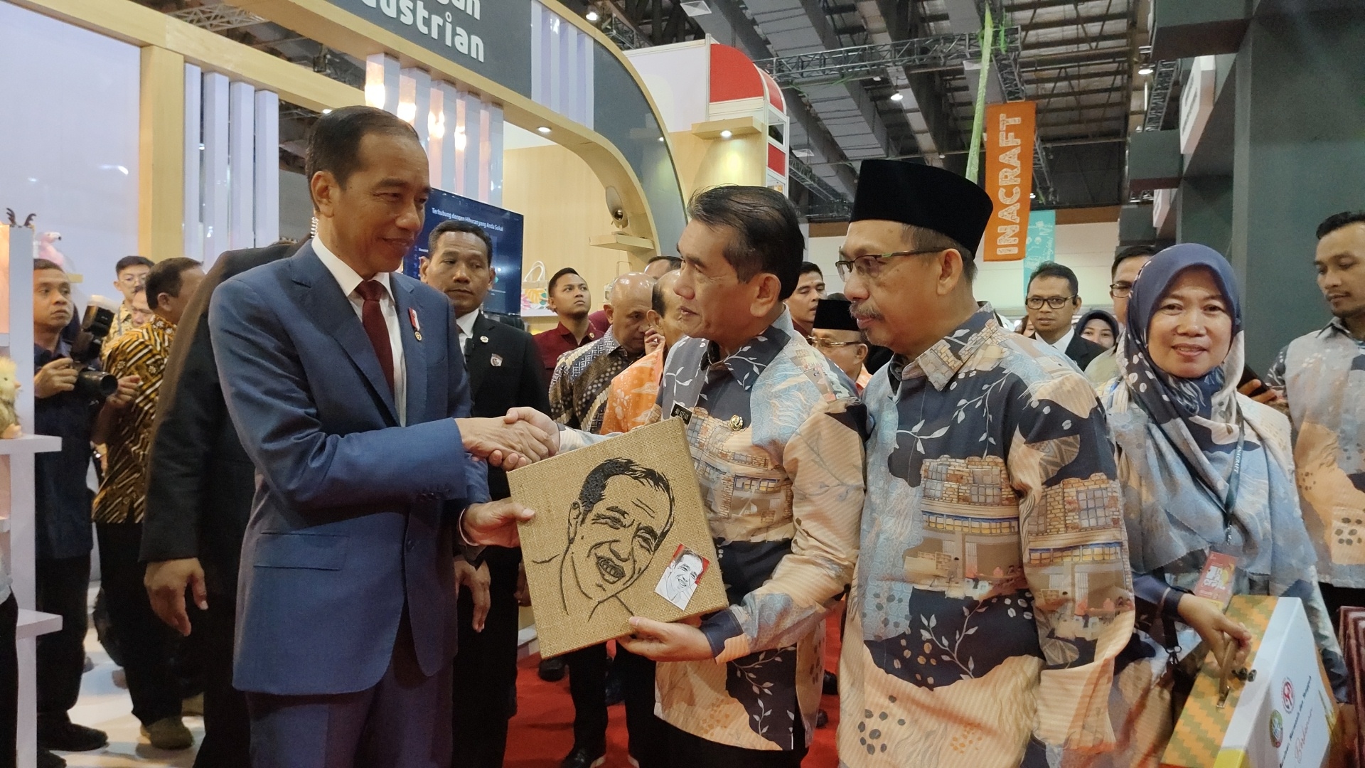 Momen Istimewa Ani Sofian Serahkan Lukisan Ampas Kopi ke Jokowi di Pameran Inacraft 2024