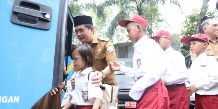 Wakil Wali Kota Pontianak Lepas 12 Siswa Sekolah Rakyat, Tegaskan Komitmen Pemerintah di Bidang Pendidikan