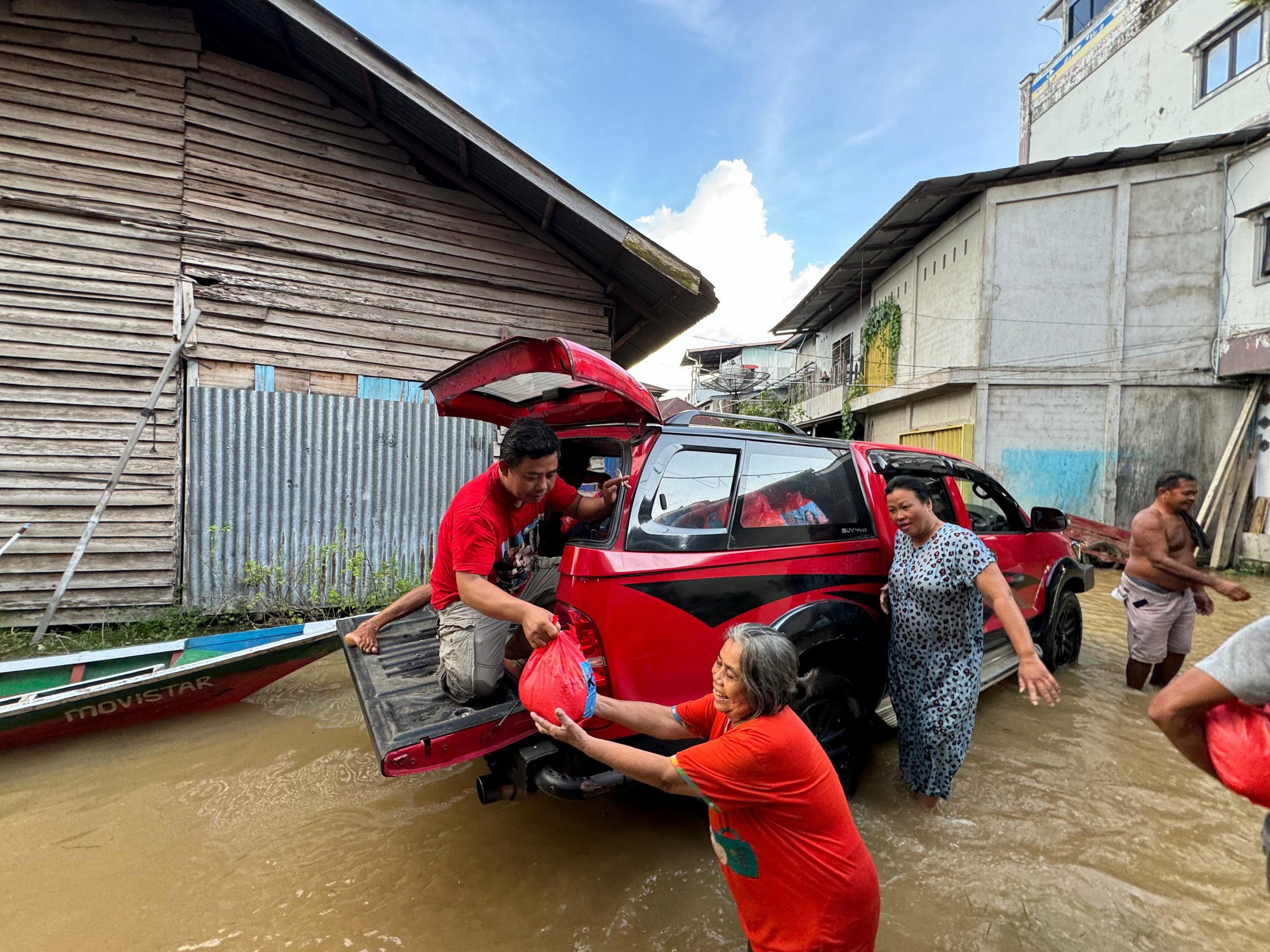 Relawan KREN Distribusi Bantuan Sembako untuk Korban Banjir di Kabupaten Landak
