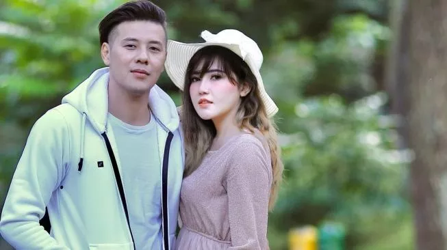 Tunangan, Simak Perjalanan Cinta Via Vallen dan Chevra Yolandi