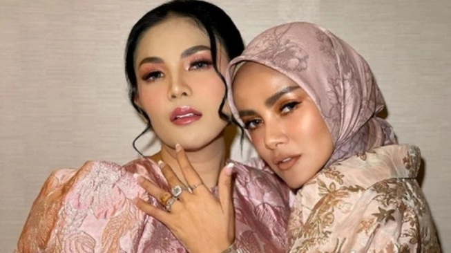 Tentang Perseteruan Artis yang Berakhir Damai, Terbaru Nindy Ayunda dan Olla Ramlan