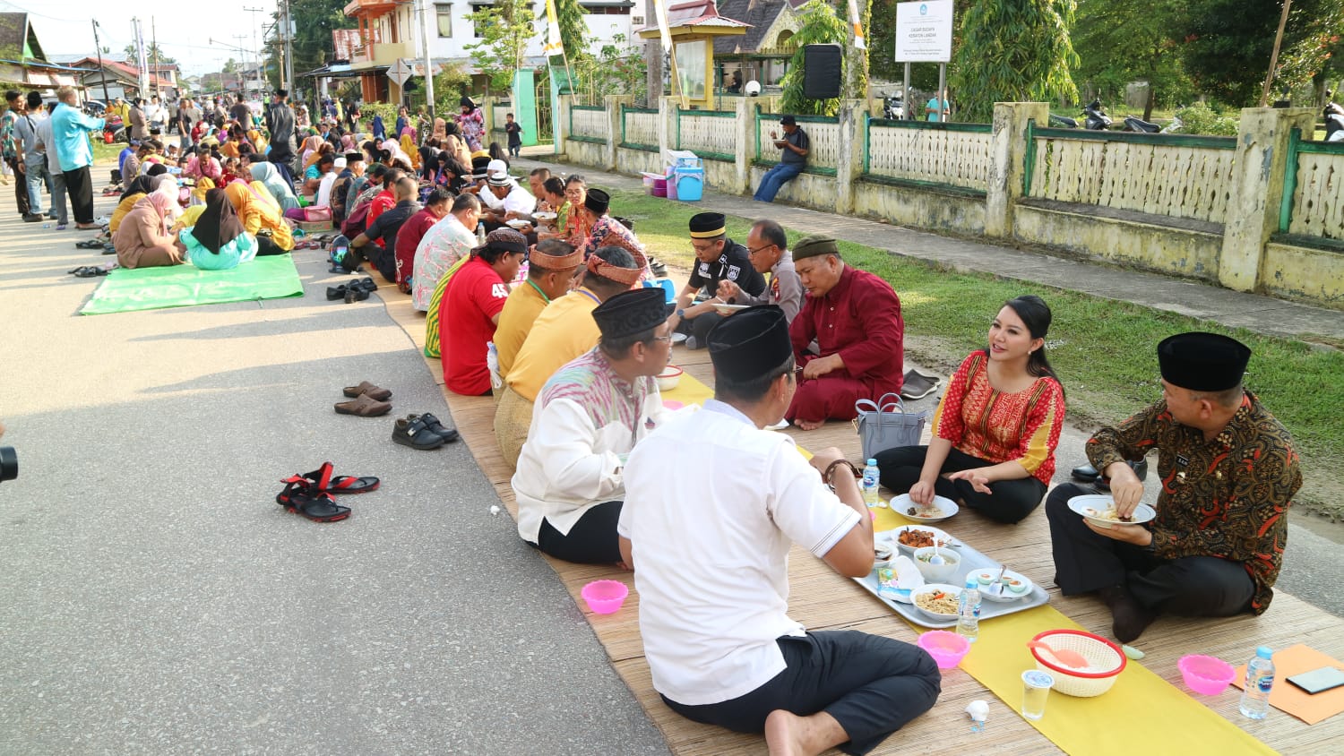 Dukung Saprahan Keraton Landak Pecahkan Rekor Muri