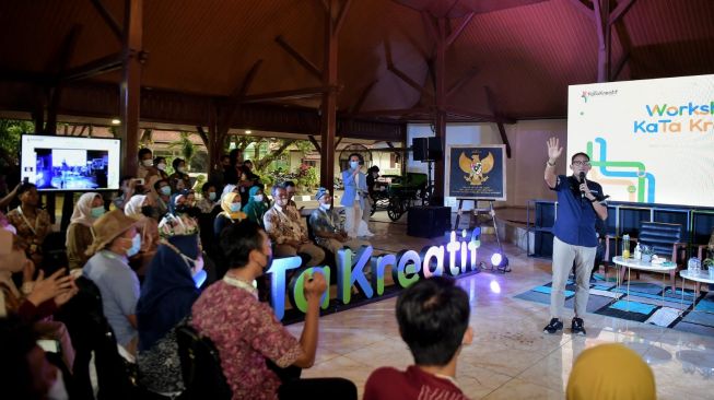 Menteri Sandiaga Uno Pembeli Pertama Karya Teman Tuna Rungu