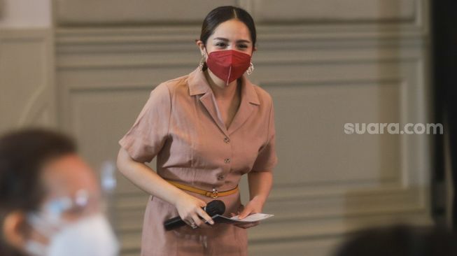 Pakai Baju Motif Ayam Jago, Selera Fesyen Nagita Slavina Disanjung