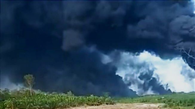 Sumur Minyak Ilegal di Musi Banyuasin Meledak, Polisi Masih Berupaya Padamkan Api