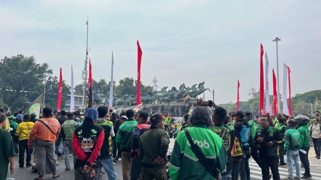 Unras Ratusan Pengemudi Ojol Protes Potongan Tarif Aplikator Terlalu Besar