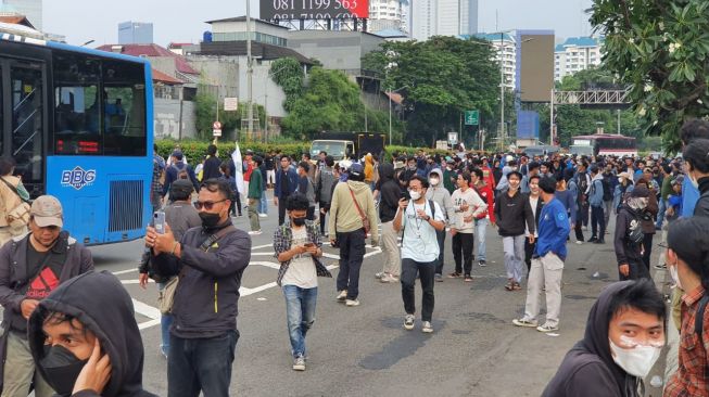 Unjuk Rasa di Gedung DPR Berakhir Ricuh, Akses Tol Sempat Ditutup