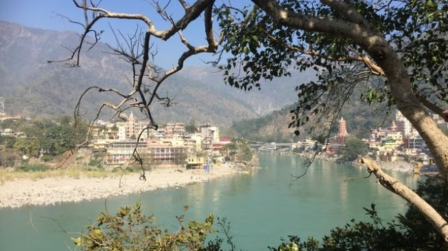 Turis Wanita Ini Ditangkap usai Nekat Bugil di Jembatan Sungai Gangga