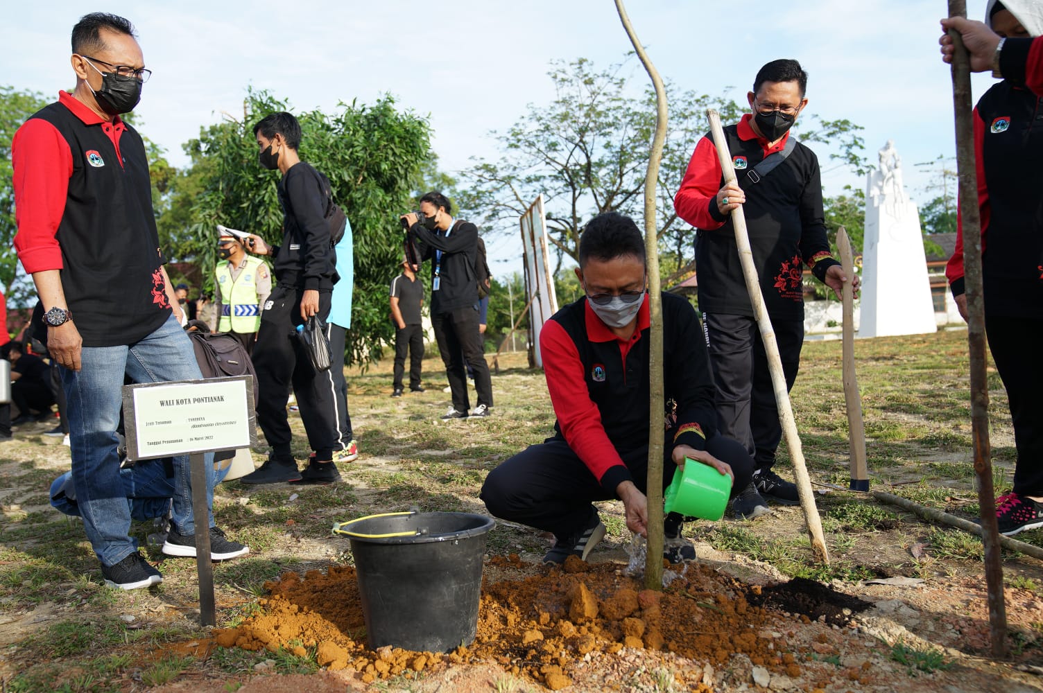 Rakerwil V APEKSI se-Kalimantan di Singkawang, Wako Edi Ikut Tanam Pohon Tabebuya