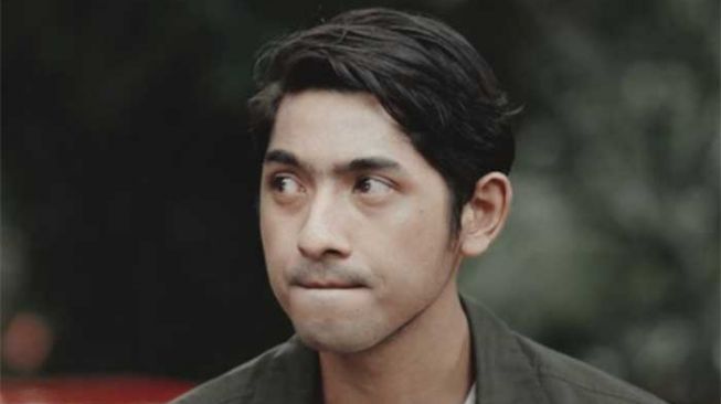 Arya Saloka Pamer Kacamata Mewah