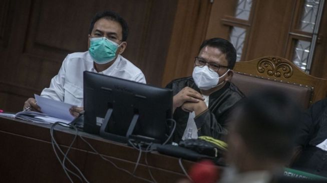 Bantah Suruh Eks Bupati Rita Akui soal Uang Dolar dan Rupiah, Hakim ke Azis: Saksi Disumpah, Anda Tidak!