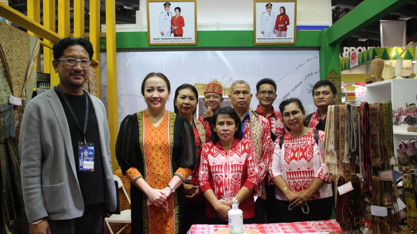 Kain Tenun Sidan – Daun Kratom Kapuas Hulu Jadi Magnet INACRAFT 2022 di JCC