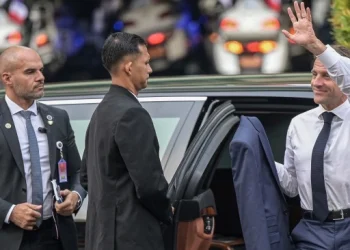 Prancis Memanas: Mélenchon Ajukan Mosi Pemakzulan Macron, Pemerintahan Bayrou di Ujung Tanduk