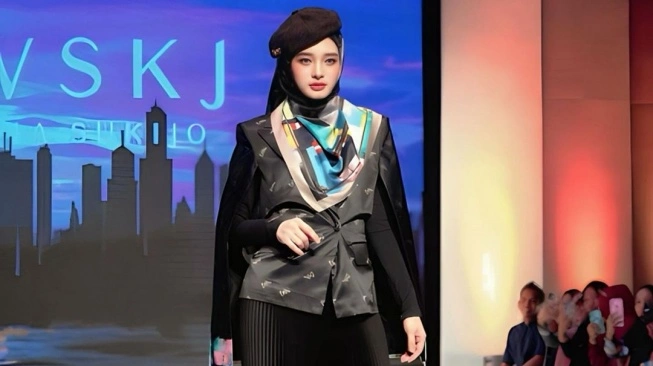 Inspirasi OOTD Rok Plisket ala Inara Rusli: Seperti Remaja, Makin Gemas!