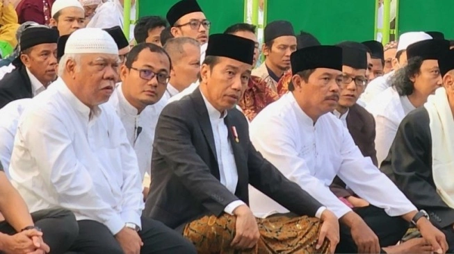 Salat Idul Adha di Simpanglima Semarang, Jokowi Bareng Menteri Basuki di Saf Paling Depan