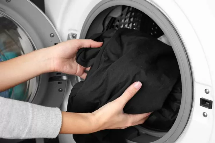 Ahli Berbagi Tips Cuci Baju Hitam agar Tidak Cepat Pudar