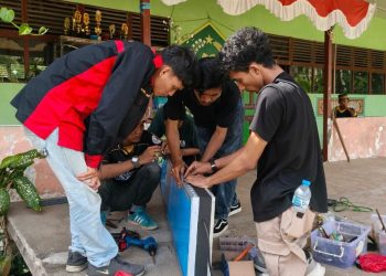 Dosen dan Mahasiswa Polnep Perbaiki Instalasi Listrik dan Pasang Running Text di MTs Nurul Falah