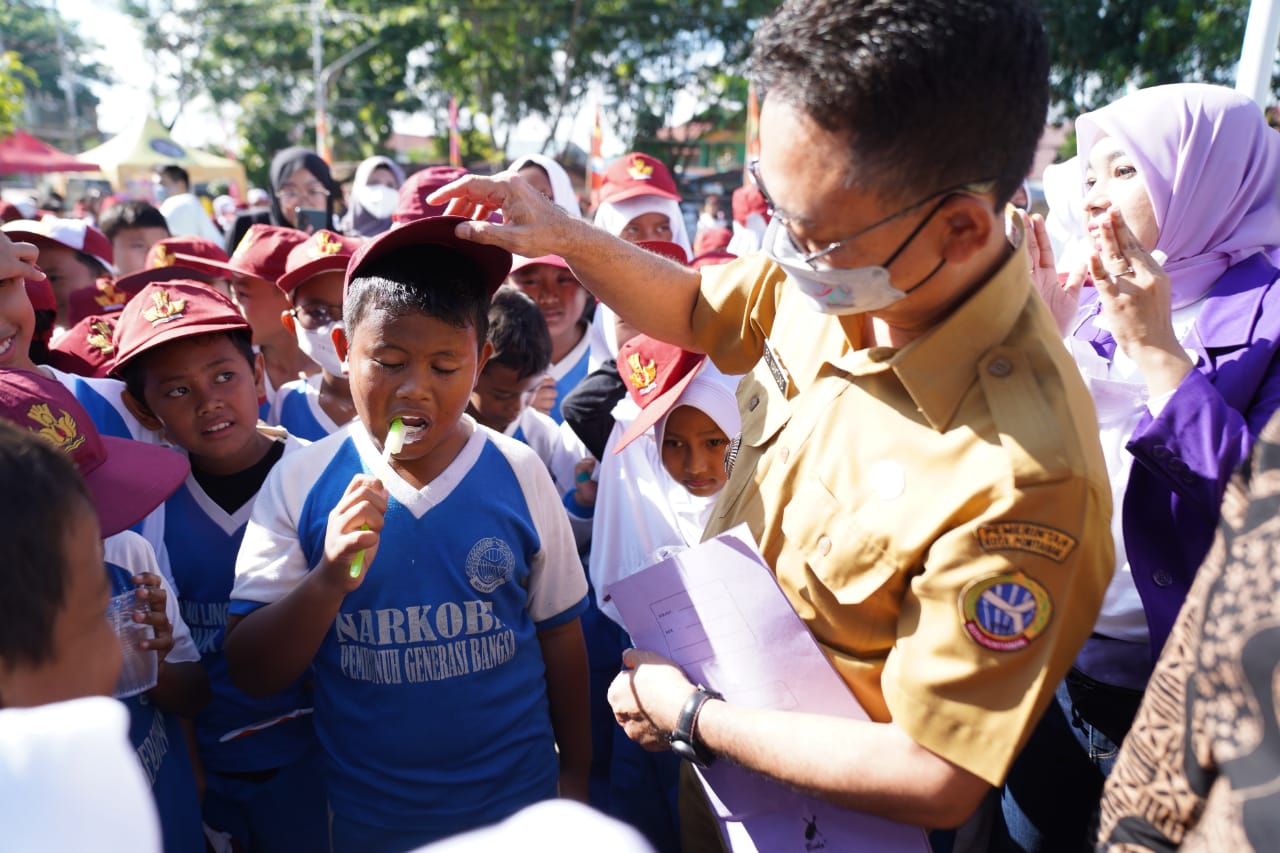 Hari Kesehatan Gigi dan Mulut Nasional, Seribu Siswa SD Ikut Sikat Gigi Massal di Pontianak