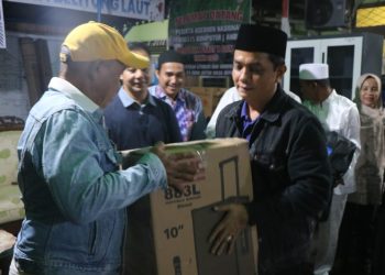 Pemkot Pontianak Serahkan Bantuan Peralatan Posyandu untuk Percepatan Penurunan Stunting