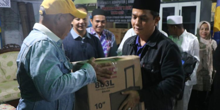 Pemkot Pontianak Serahkan Bantuan Peralatan Posyandu untuk Percepatan Penurunan Stunting