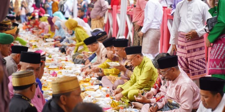 Tradisi Robo-robo Pontianak: Saprahan Panjang 1,3 Km, Ribuan Warga Tumpah Ruah