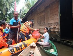 Pemkab Landak Salurkan Bansos untuk Korban Terdampak Banjir Pada 2 Desa di Kecamatan Ngabang