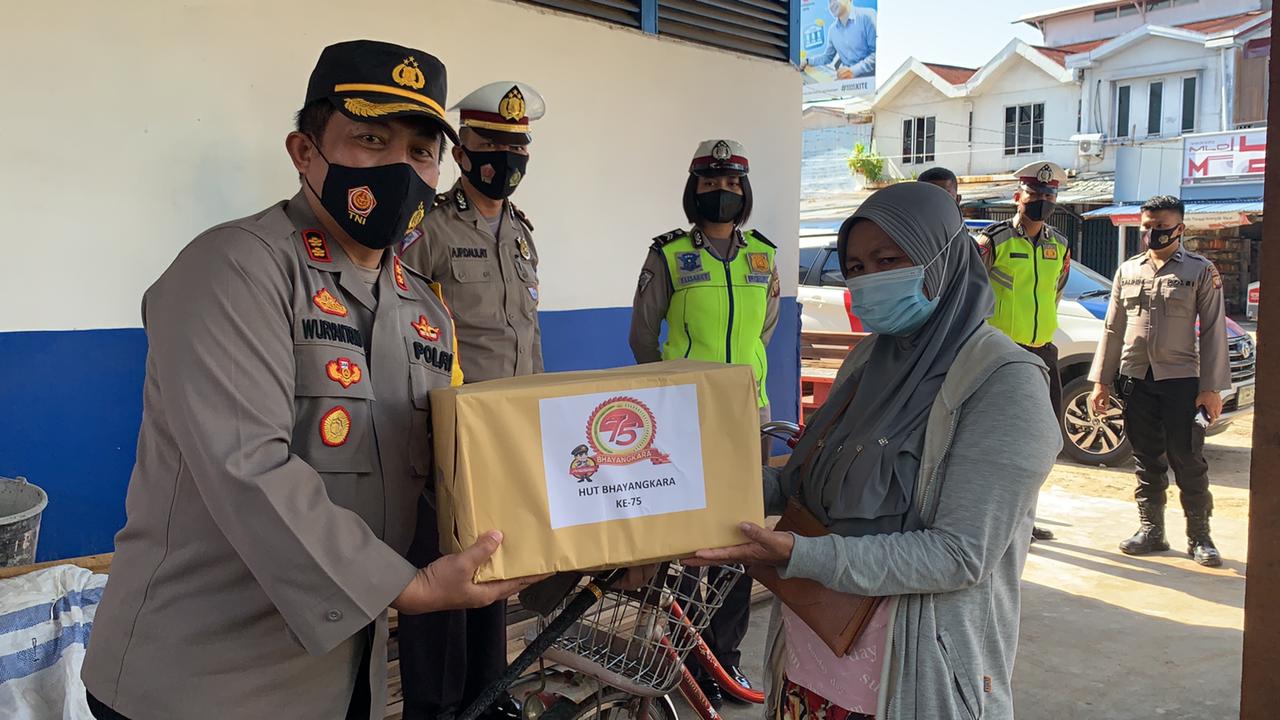 Polres Ketapang Warnai Peringatan Hari Bhayangkara ke-75 Dengan Baksos