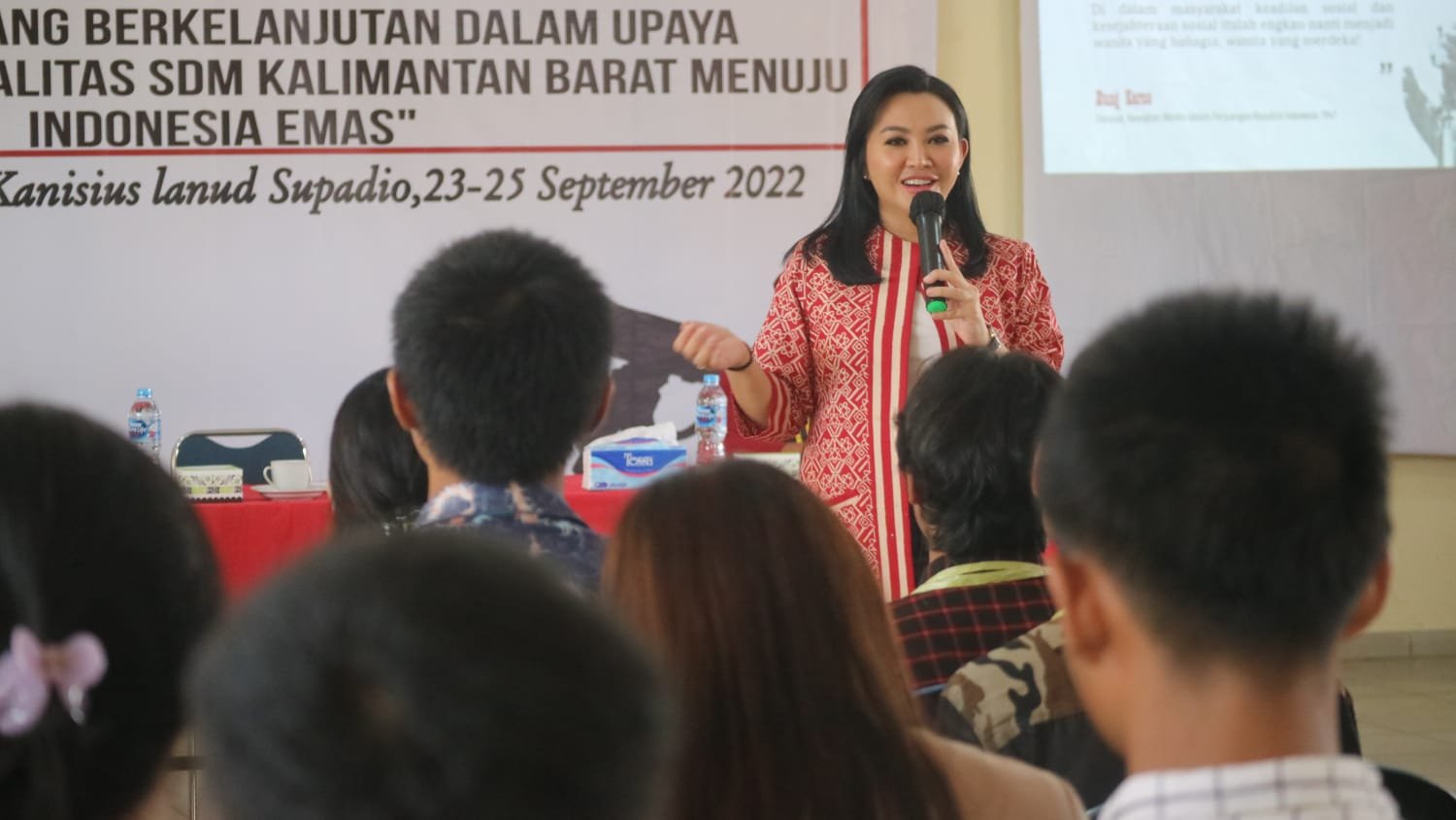 Jadi Narsum MPAB PMKRI Pontianak, Karolin : Saya Berpolitik Untuk Kemanusiaan