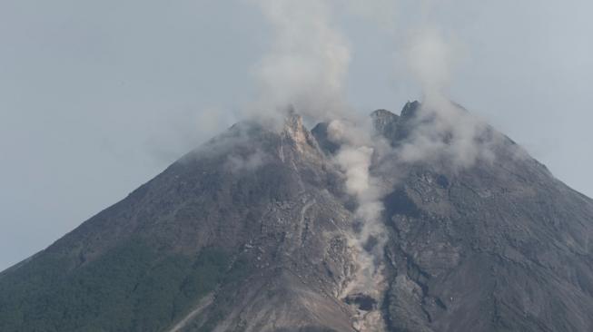 Gunung Merapi Lontarkan Awan Panas Sejauh 1,5 KM