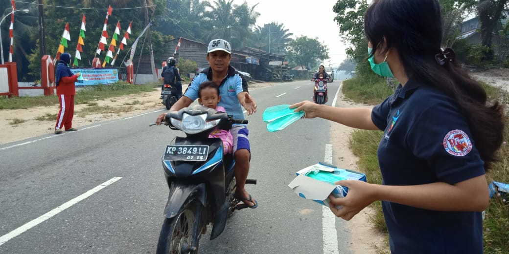 Antisipasi Penyakit ISPA, Puskesmas Semata Bagikan Masker Gratis ke Masyarakat