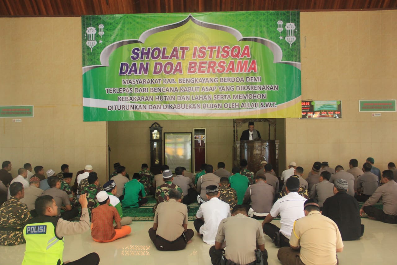 Umat Islam bersama TNI/Polri Salat Istisqa Serentak di Bengkayang