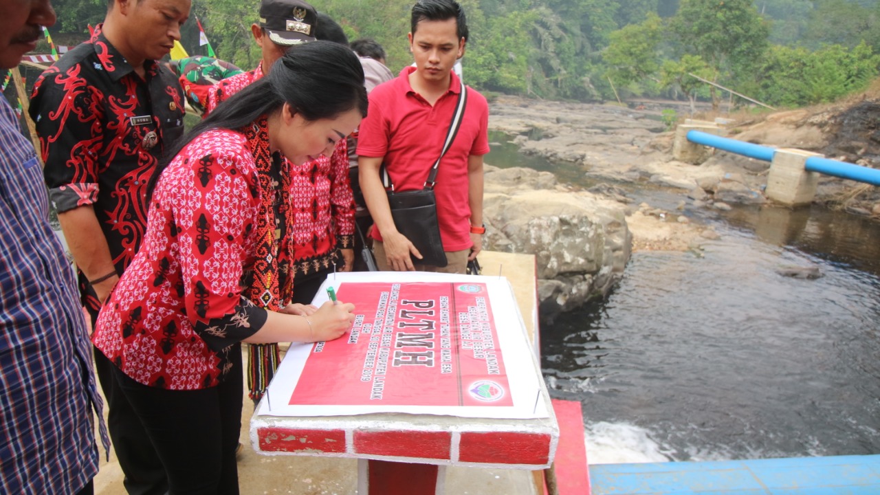 Bupati Landak Resmikan PLTMH Desa Dange Aji