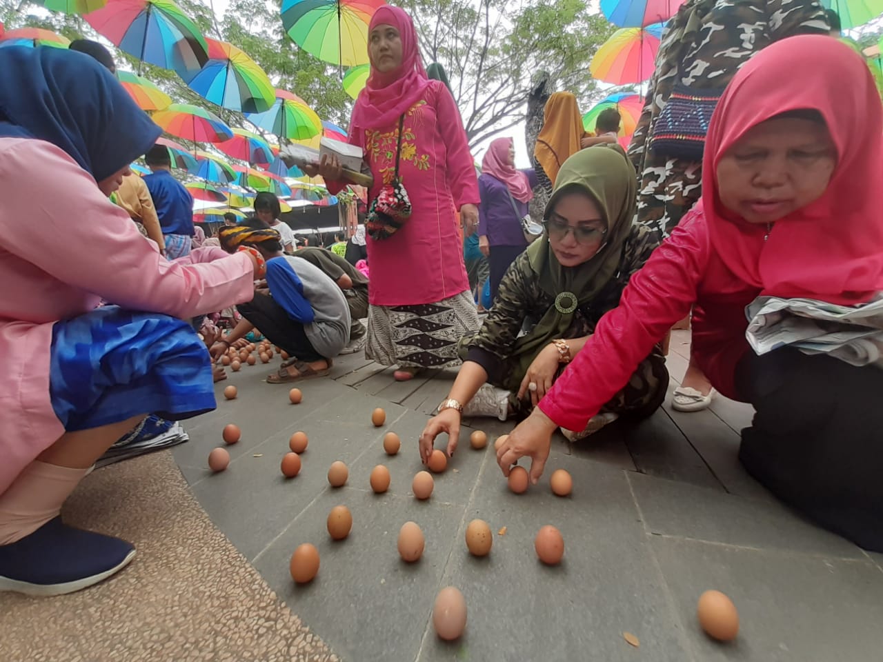 1.120 Butir Telur Berdiri Pada Kulminasi Matahari Pontianak