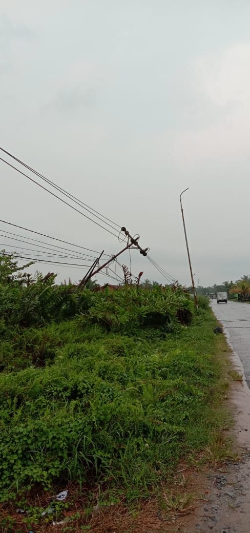 7 Tiang Listrik PLN Roboh, 5 Gardu Padam Terdampak Puting Beliung