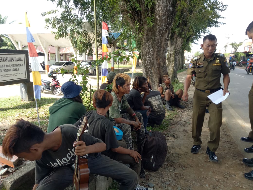 Satpol PP Landak Amankan 8 Anak Punk