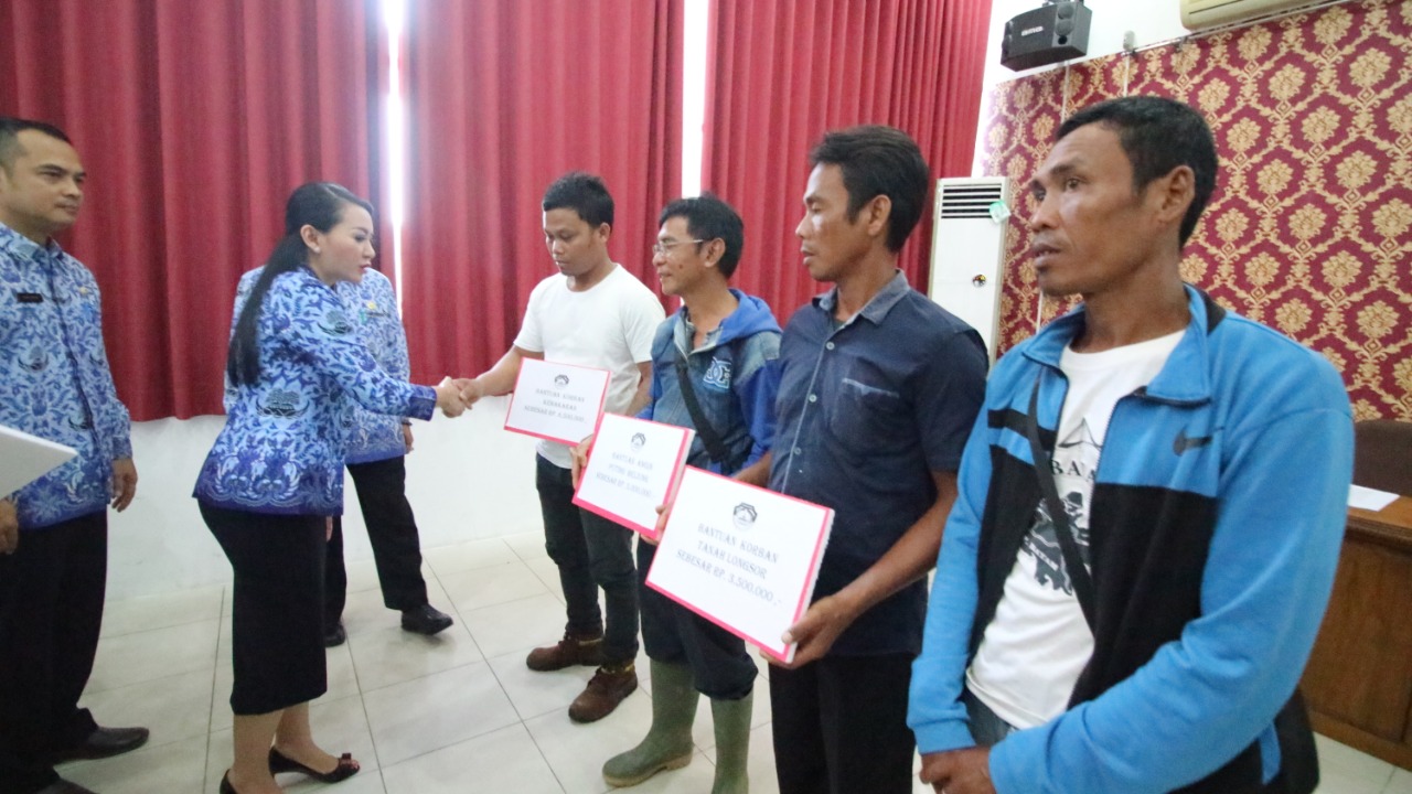 Pemkab Landak Salurkan Bansos Korban Bencana