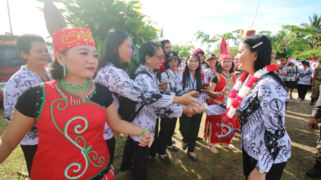 Peringatan HGN dan HUT PGRI ke-74 di Landak