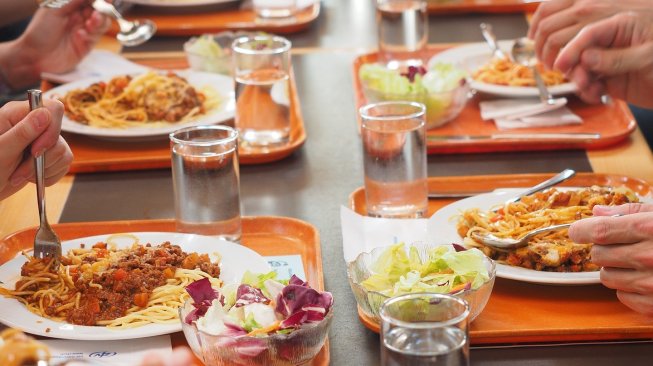 Rayakan Natal, 3 Pastur Bayar Utang Makan Siang Sekolah Senilai Rp 237 Juta