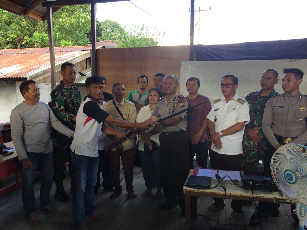 Warga Landak Serahkan 190 Senpi Secara Sukarela