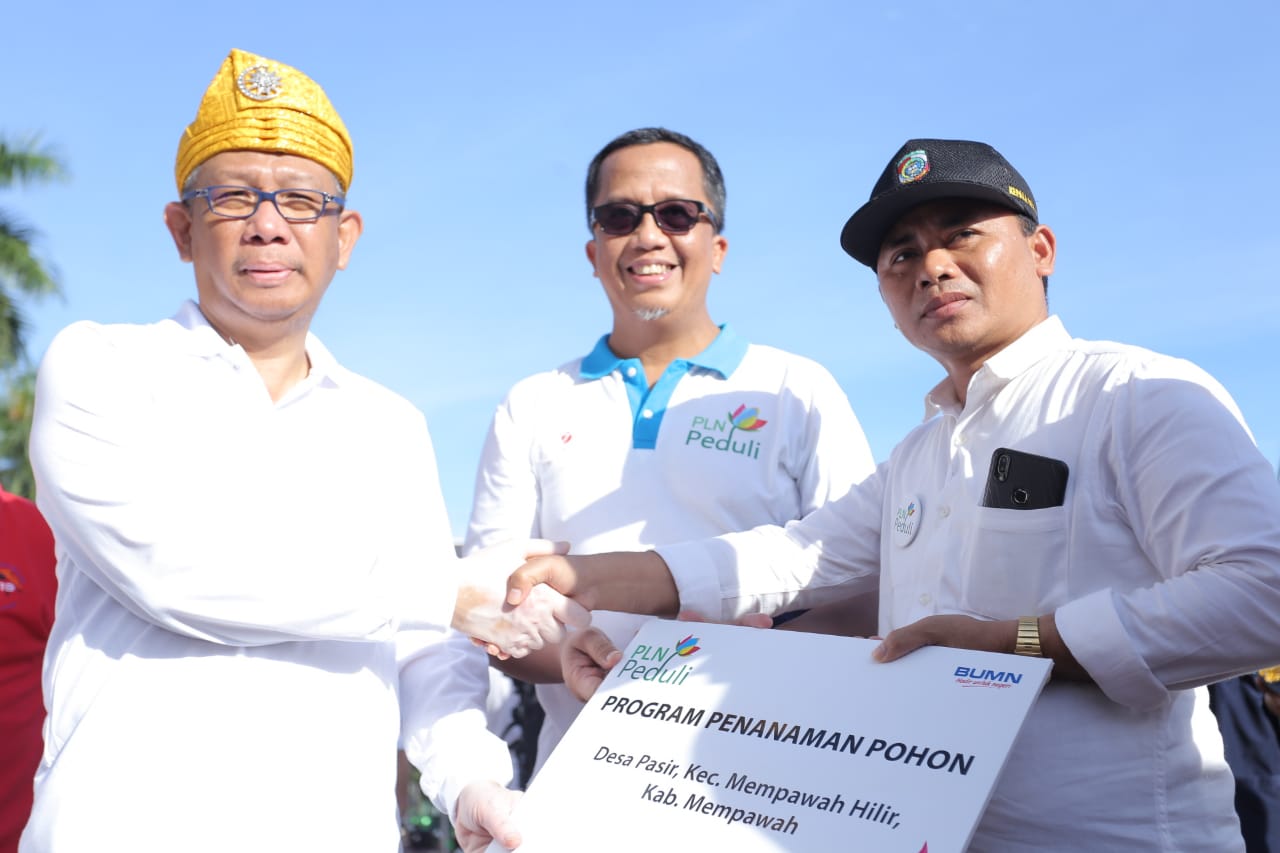 Lestarikan Lingkungan, PLN Serahkan Bantuan Penghijauan Rp120 Juta