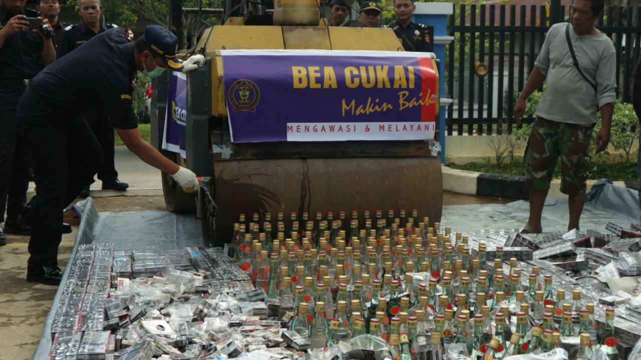 Bea Cukai Ketapang Musnahkan Barang Sitaan Ilegal
