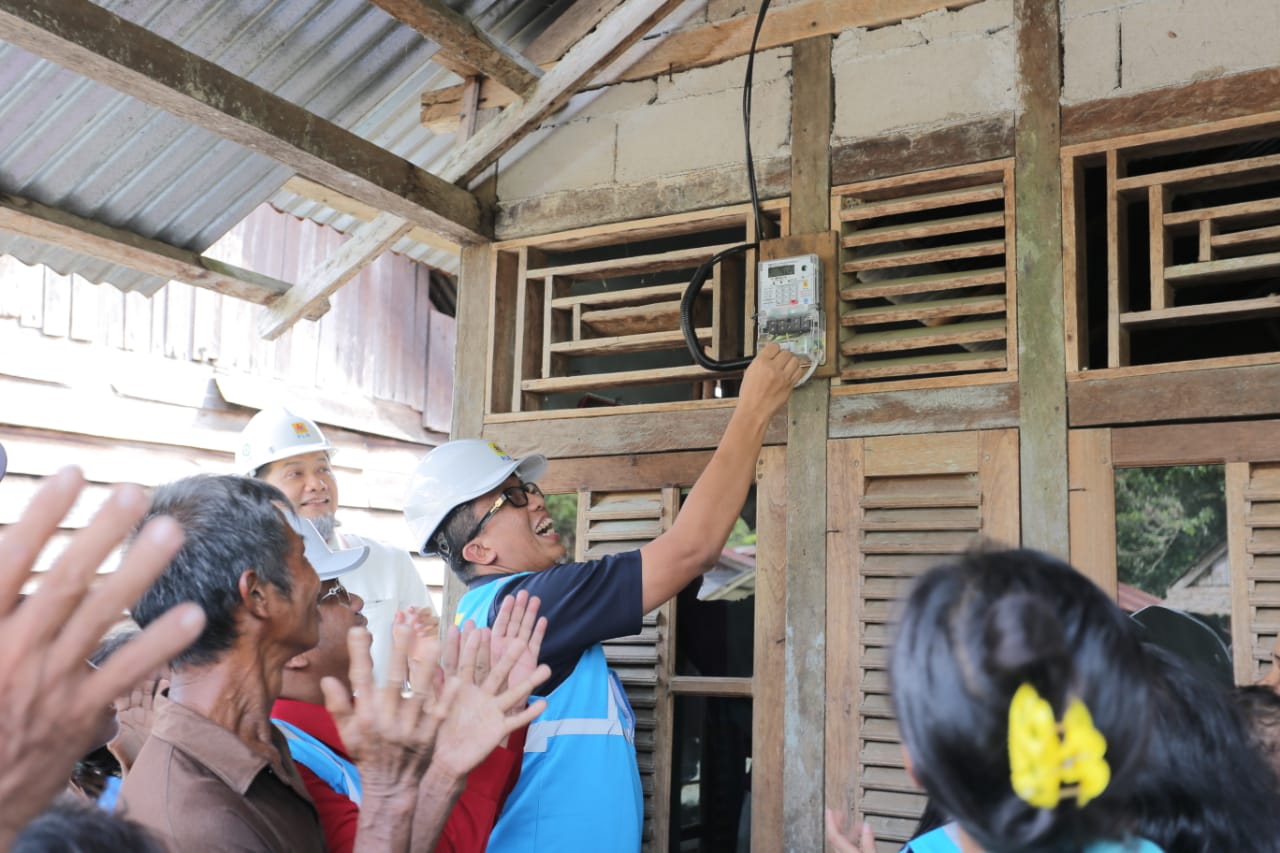 PLN Nyalakan Listrik di Desa Sabaka