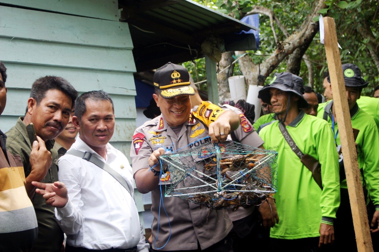Kapolda Kalbar Apresiasi Budi Daya Kepiting Mangrove 