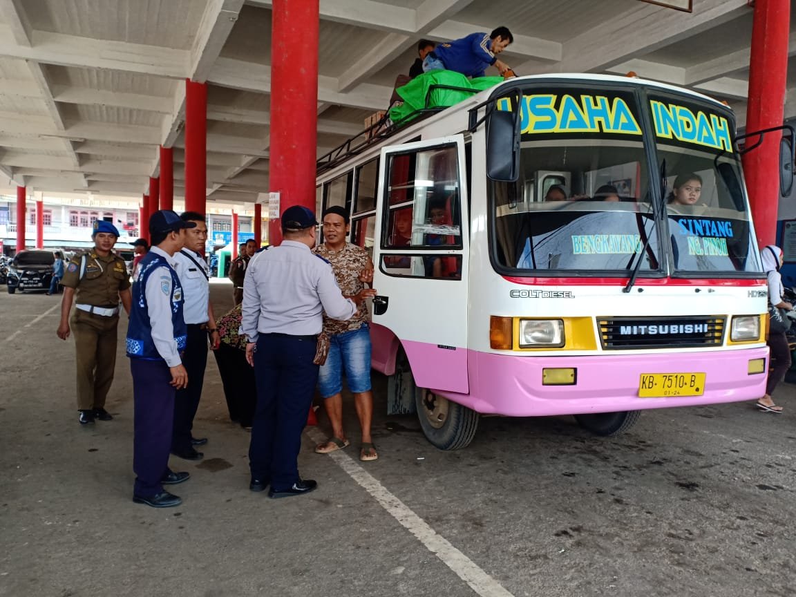 Antisipasi Kecelakaan, Pemkab Landak Tes Urine Para Supir Bus