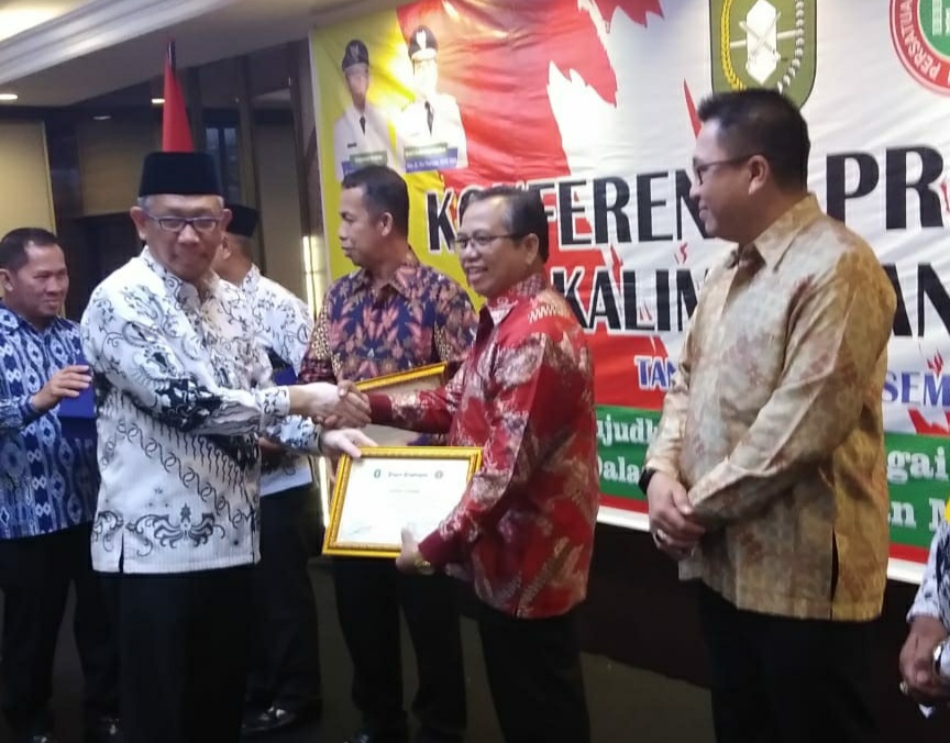 Bupati Landak Raih PGRI AWARD