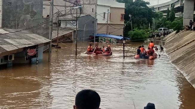 Teror Banjir Dini Hari di Cipinang Melayu, Harta Hanyut Nyawa Melayang
